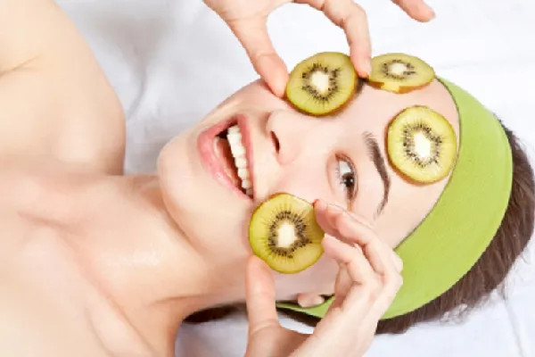 Mặt nạ kiwi giảm thâm quầng mắt