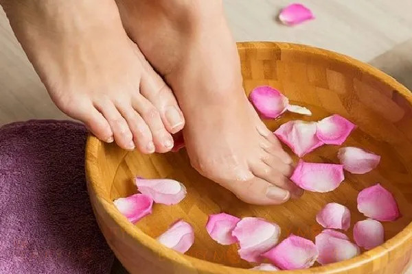 Nên ngâm chân và tẩy da chết trước khi đắp mặt nạ ủ