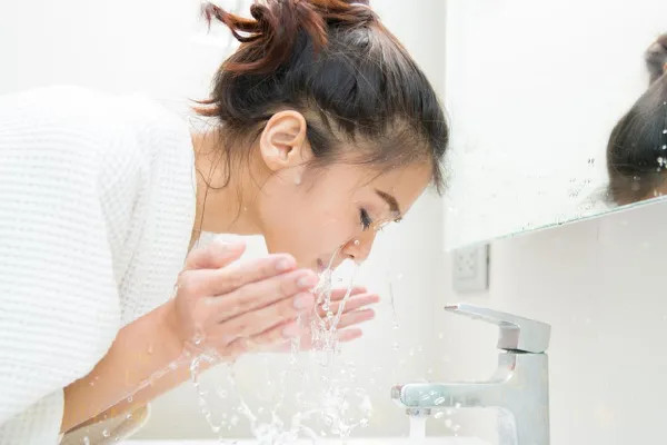 Sau khi đắp mặt nạ xong nên rửa lại mặt
